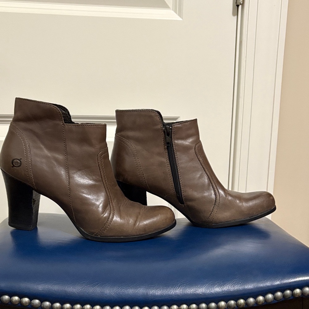 Born Taupe Grey Boots, 9